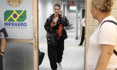 Yasmin Brunet é tietada por fãs em aeroporto do Rio