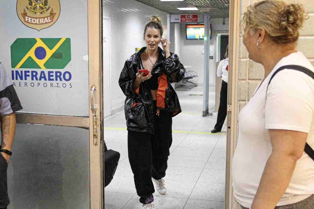 Yasmin Brunet é tietada por fãs em aeroporto do Rio