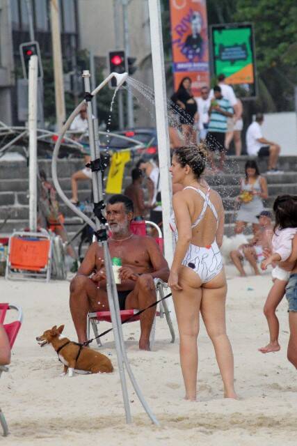 Ingrid Guimarães curte dia de sol na praia com cachorrinho (Foto: JC PEREIRA /AGNEWS / AgNews)