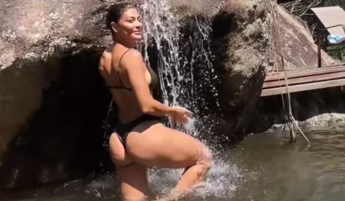 Juliana Paes curte feriado em cachoeira com amigos e família