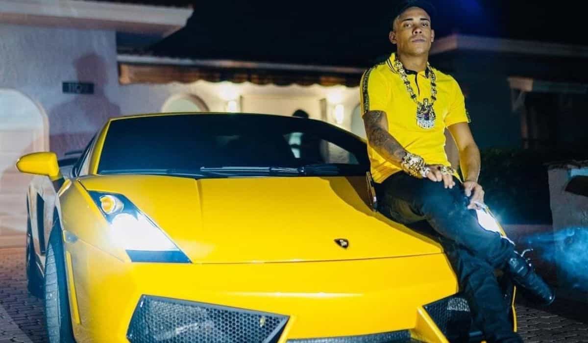 MC Poze posa ostentando com carro de luxo em Miami: 'enjoado'