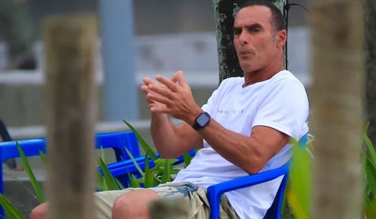 Paulo Zulu é flagrado conversando com amigos em praia do Rio