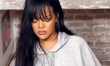 Rihanna posta vídeo sensual com lingerie de sua marca