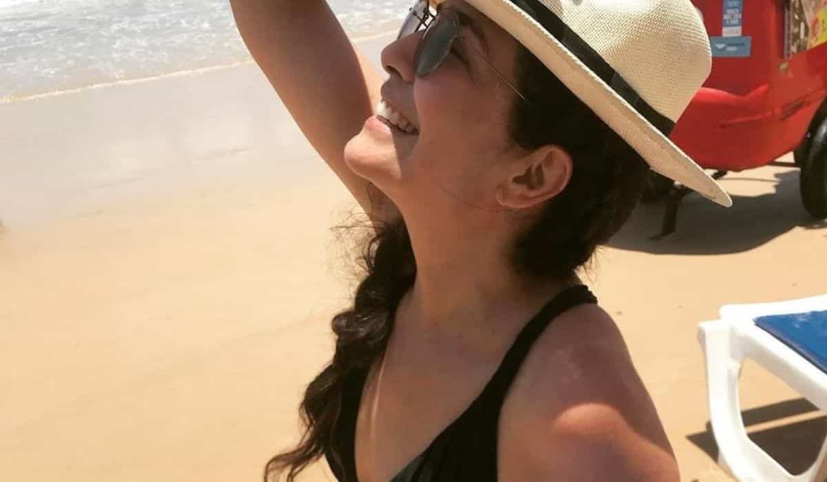 Letícia Sabatella curte viagem em praia de Natal