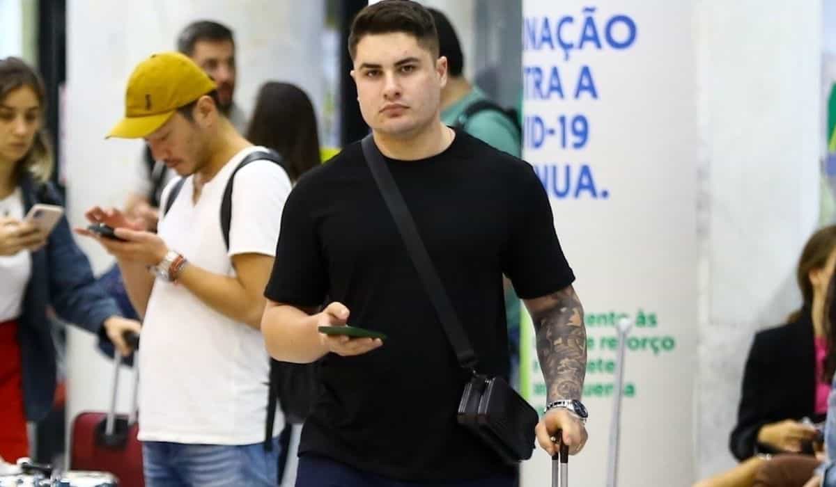 Lucas Souza, marido de Jojo, desembarca em aeroporto do Rio