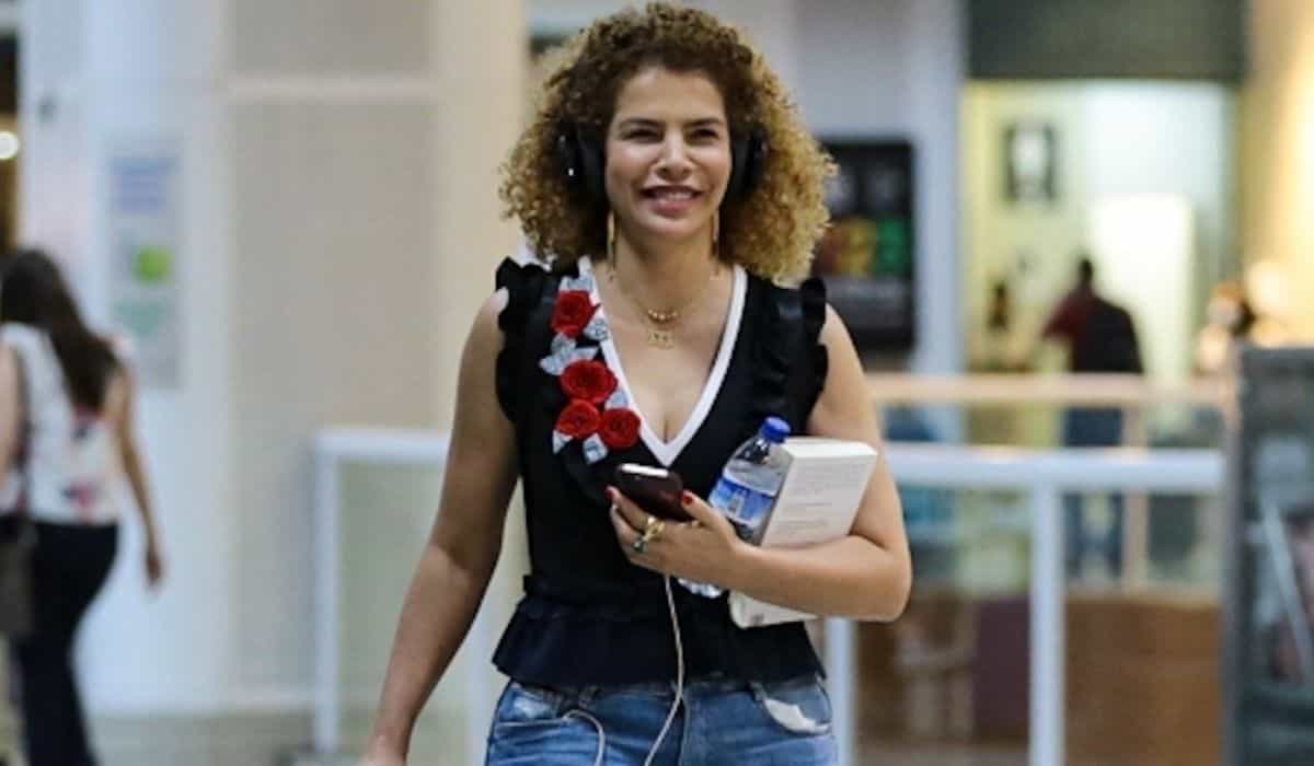 Vanessa da Mata embarca com bolsa de grife em aeroporto do Rio