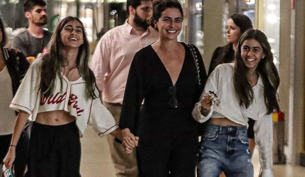 Giovanna Antonelli passeia com filhas gêmeas por shopping do Rio
