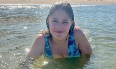 Filha de Tom Cavalcante curte muita praia em viagem pelo Ceará