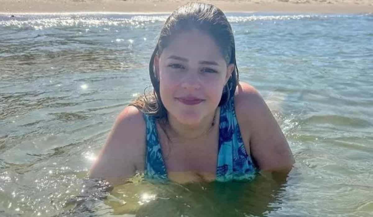 Filha de Tom Cavalcante curte muita praia em viagem pelo Ceará
