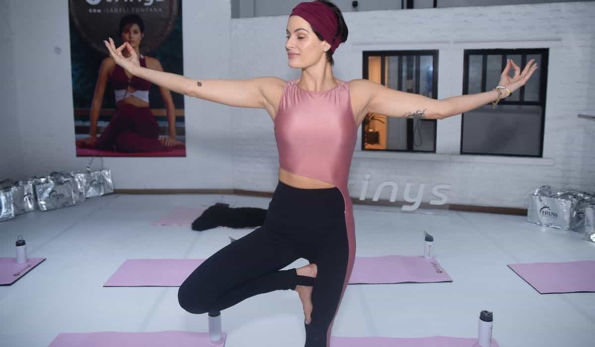 Isabeli Fontana dá aula de ioga em São Paulo: 'sempre sonhei'