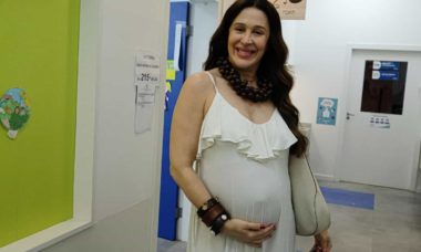 Grávida, Claudia Raia exibe barriga de cinco meses ao ir votar