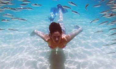 De biquíni, Giselle Itié relembra mergulho: 'mergulhada'