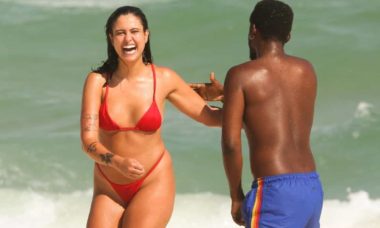 De biquíni vermelho, Hana Khalil curte praia do Rio com namorado