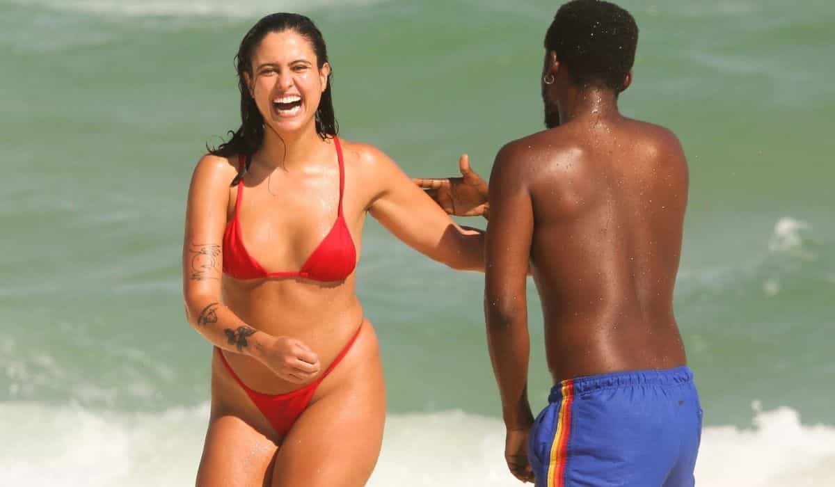 De biquíni vermelho, Hana Khalil curte praia do Rio com namorado
