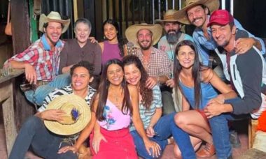 Dira Paes posa com elenco de 'Pantanal': 'saudade dessa turma'
