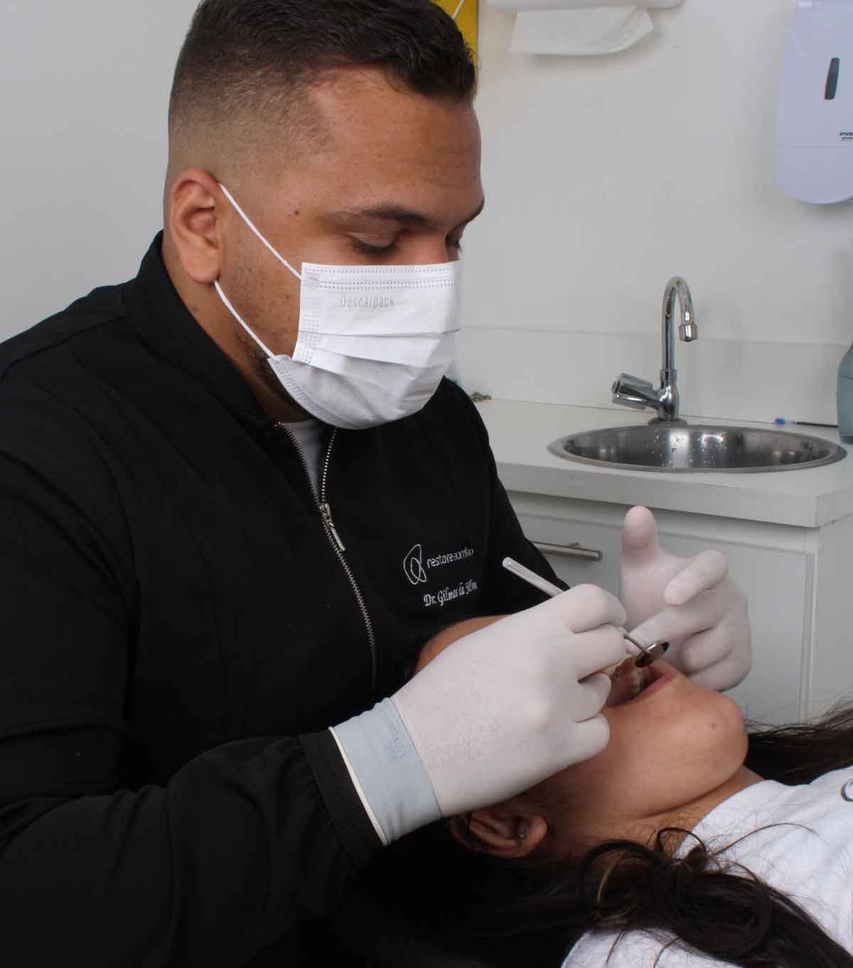 Implante dentário de carga imediata: dr. Gilmar da Silva explica como funciona a cirurgia