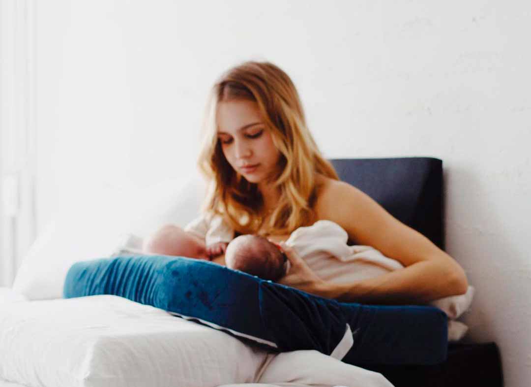 Amamentando os gêmeos, Bento e Mel, a filha do nadado Xuxa, Isabella Scherer chocou seus seguidroes no instagram ao testar o teor alcoólico no leite materno