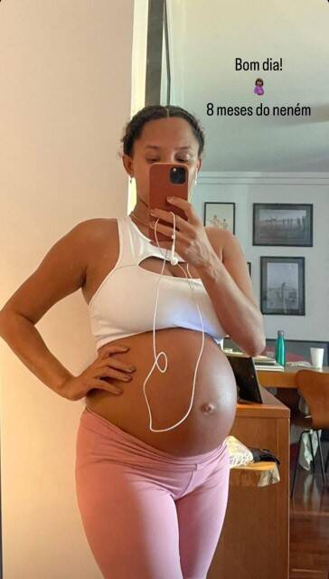 Jéssica Ellen posa exibindo o tamanho do barrigão de oito meses (Foto: Reprodução/Instagram)