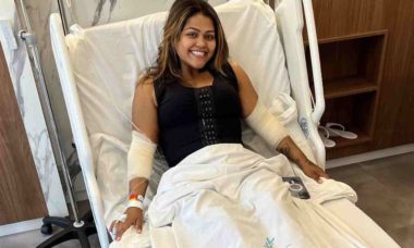 Camila Loures posa sorridente em cama de hospital após procedimentos estéticos: "Sempre quis"