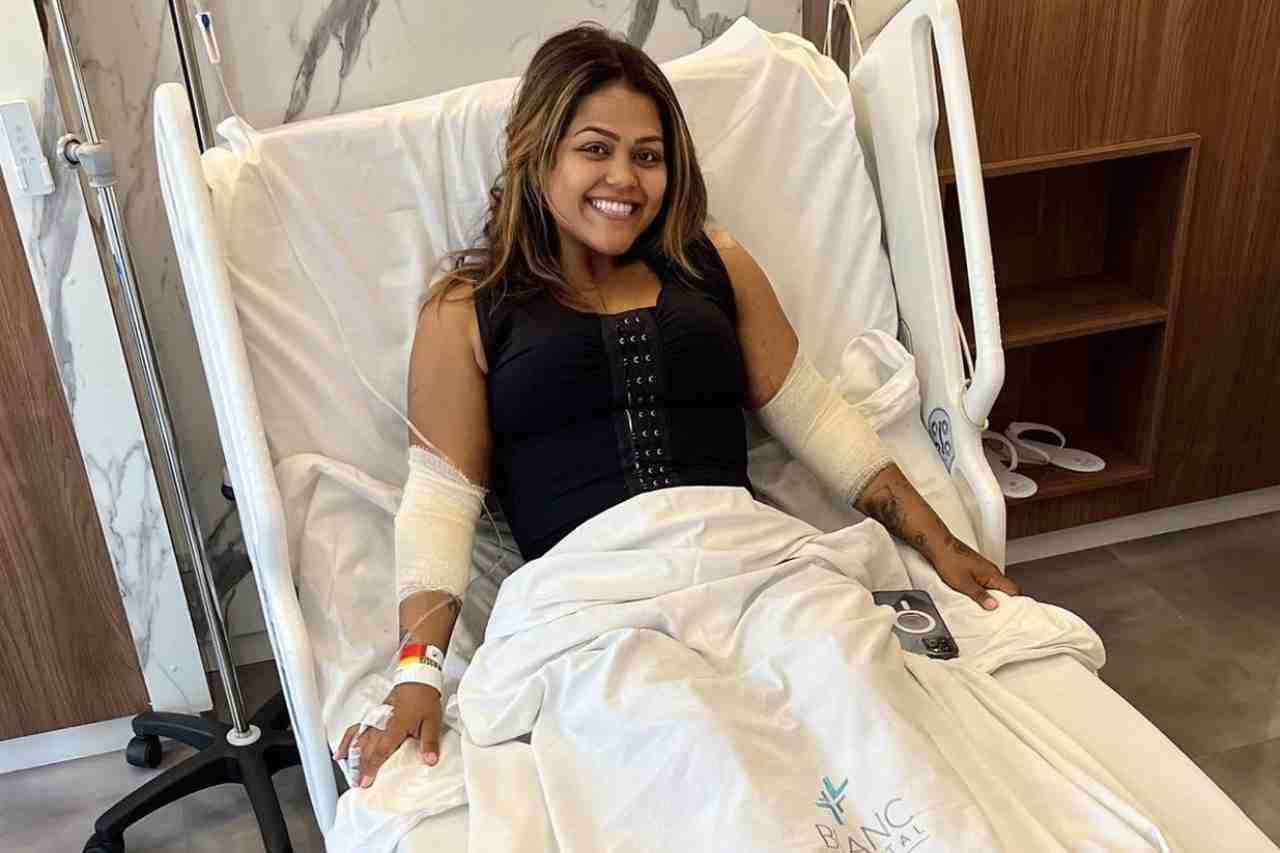 Camila Loures posa sorridente em cama de hospital após procedimentos estéticos: "Sempre quis" 