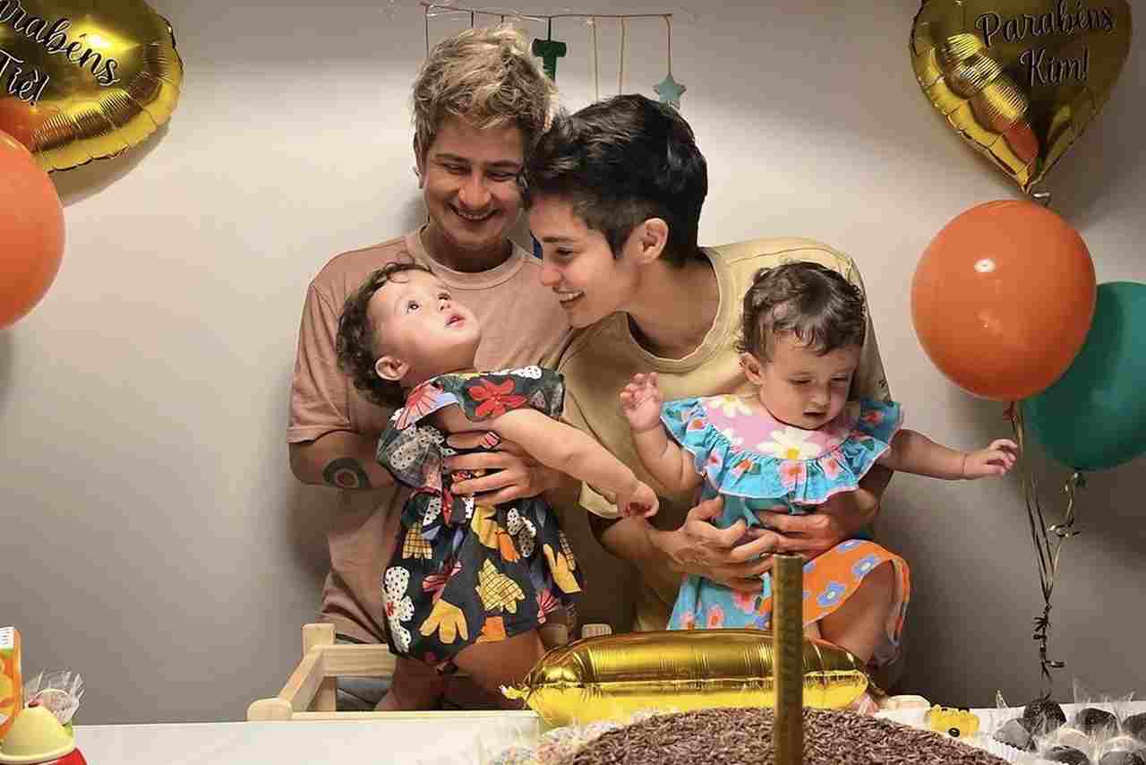 Nanda Costa e Lan Lanh comemoram primeiro aniversário das filhas gêmeas
