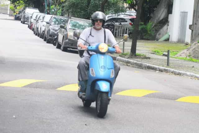 O ator Edwin Luisi é visto passeando de moto pelo Leblon (Foto: Daniel Delmiro / AgNews)