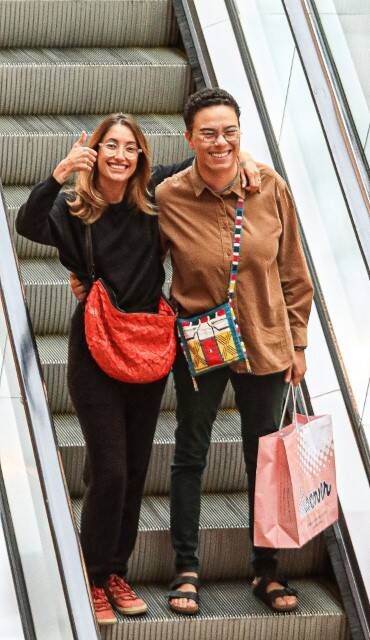 Maria Gadú curte passeio no shopping com a namorada (Foto: Edson Aipim / AgNews)