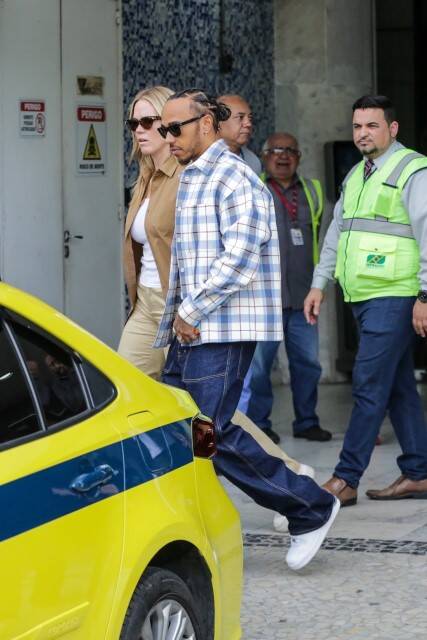 Hamilton desembarca no Rio e passeia de táxi com Luciano Huck (Foto: Victor Chapetta / AgNews)