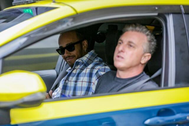 Hamilton desembarca no Rio e passeia de táxi com Luciano Huck (Foto: Victor Chapetta / AgNews)