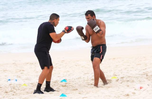 Xamã é visto praticando boxe na praia da Barra Da Tijuca (Foto: Fabricio Pioyani / AgNews)