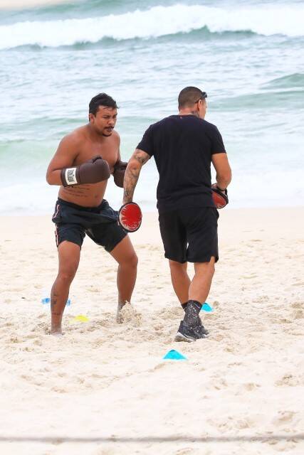 Xamã é visto praticando boxe na praia da Barra Da Tijuca (Foto: Fabricio Pioyani / AgNews)