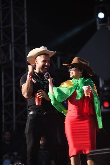 Maraisa e Bil Araújo dão beijo no palco durante show em Goiás (Foto: Leo Franco / AgNews)
