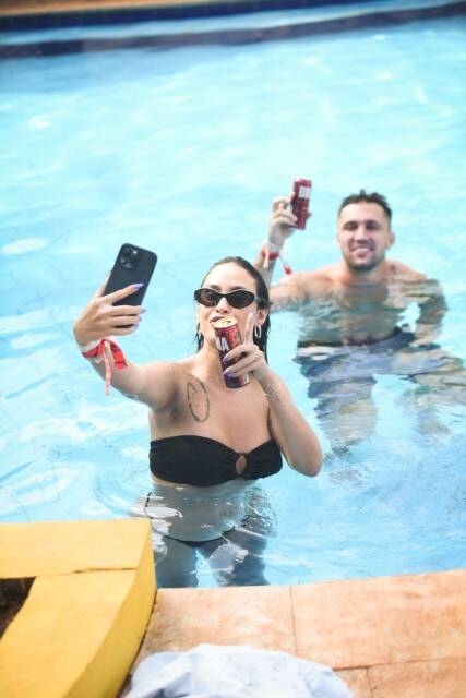 Ex-BBBs Sarah Andrade e Arthur Picoli curtem piscina juntos (Foto: Leo Franco / AgNews)