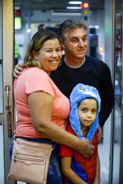 Luciano Huck é flagrado embarcando em aeroporto do Rio (Foto: Vitor Eduardo / AgNews)