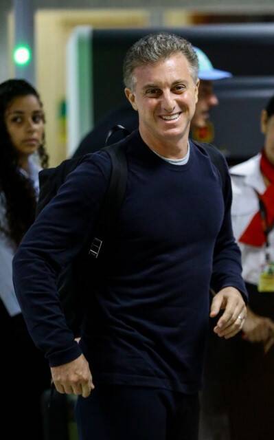 Luciano Huck é flagrado embarcando em aeroporto do Rio (Foto: Vitor Eduardo / AgNews)