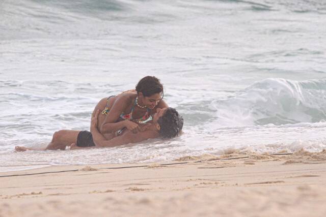 Travessia! Lucy e Rômulo gravam cenas quentes em praia do Rio (Foto: Delson Silva / AgNews)