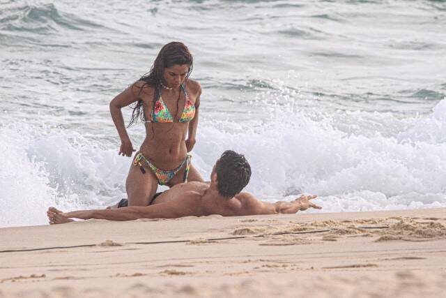 Travessia! Lucy e Rômulo gravam cenas quentes em praia do Rio (Foto: Delson Silva / AgNews)