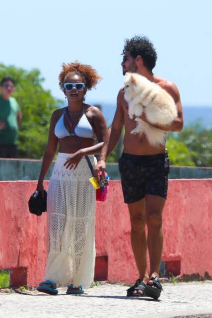 Jeniffer Nascimento curte dia de praia com marido e cachorrinha (Foto: Dilson Silva / AgNews)