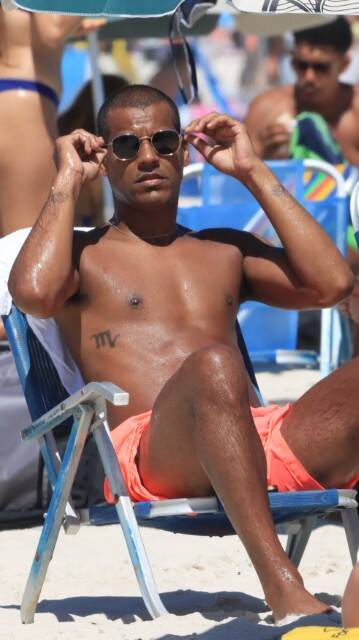Marcello Melo Jr renova o bronzeado na praia da Barra da Tijuca (Foto: Fabricio Pioyani / AgNews)