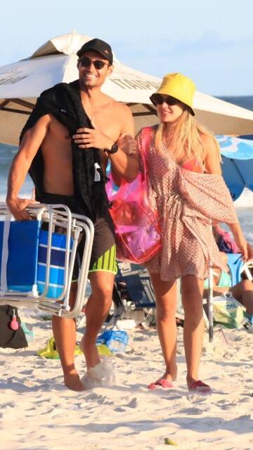Bárbara Heck curte dia de sol em praia com o namorado no Rio (Foto: Fabricio Pioyani / AgNews)