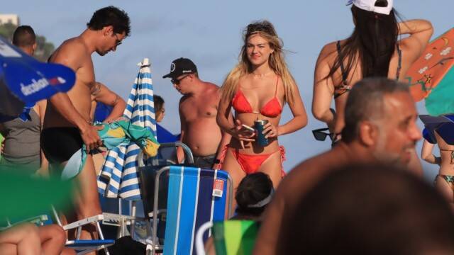 Bárbara Heck curte dia de sol em praia com o namorado no Rio (Foto: Fabricio Pioyani / AgNews)