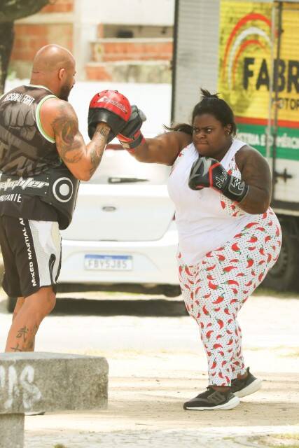 Jojo Todynho treina boxe ao ar livre em orla da praia do RJ (Foto: Dilson Silva / AgNews)