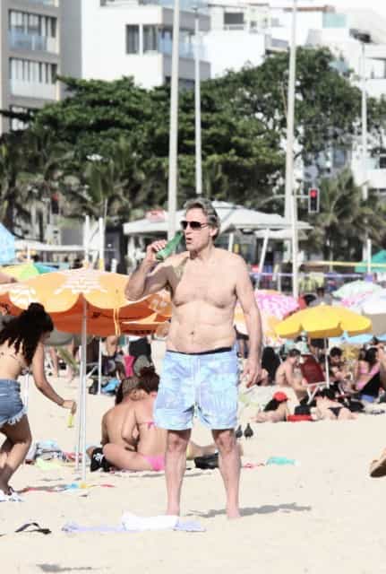 O ator Herson Capri curte dia de sol na praia do Leblon (Foto: Rodrigo Adao / AgNews)