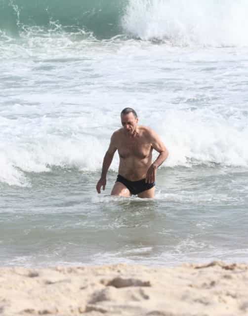 O ator Herson Capri curte dia de sol na praia do Leblon (Foto: Rodrigo Adao / AgNews)
