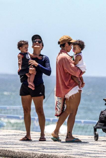 Nanda Costa e esposa curtem praia do Leblon com filhas gêmeas (Foto: JC PEREIRA /AGNEWS / AgNews)