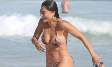 Juliana Paes se diverte em dia de praia com marido e amigos no Rio