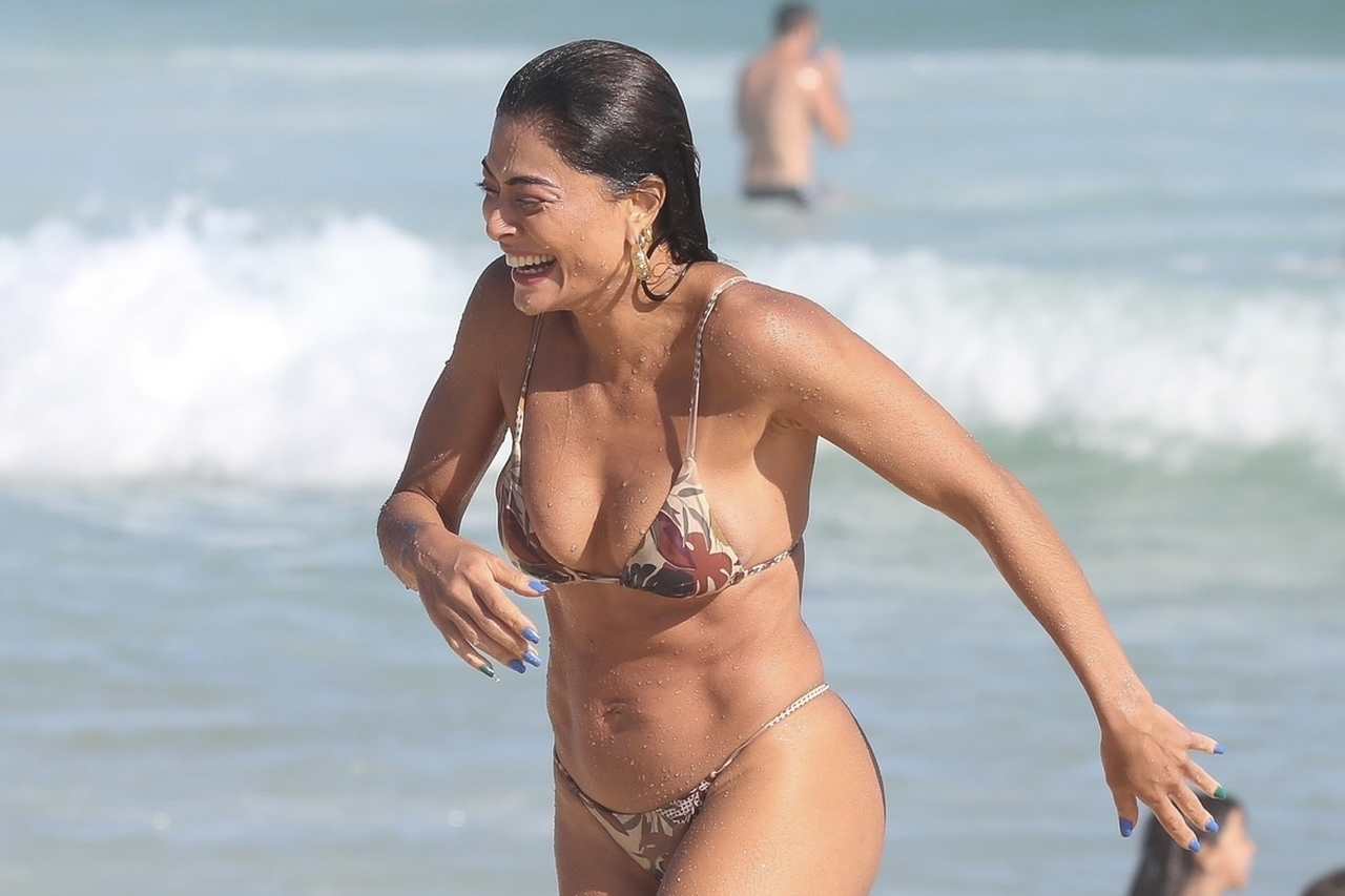 Juliana Paes se diverte em dia de praia com marido e amigos no Rio 