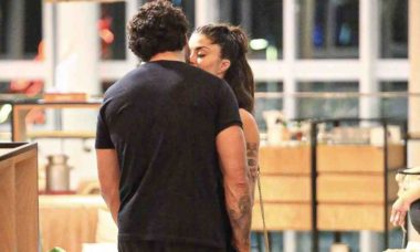 Aline Campos e Jesus Luz trocam beijos durante passeio em shopping do Rio