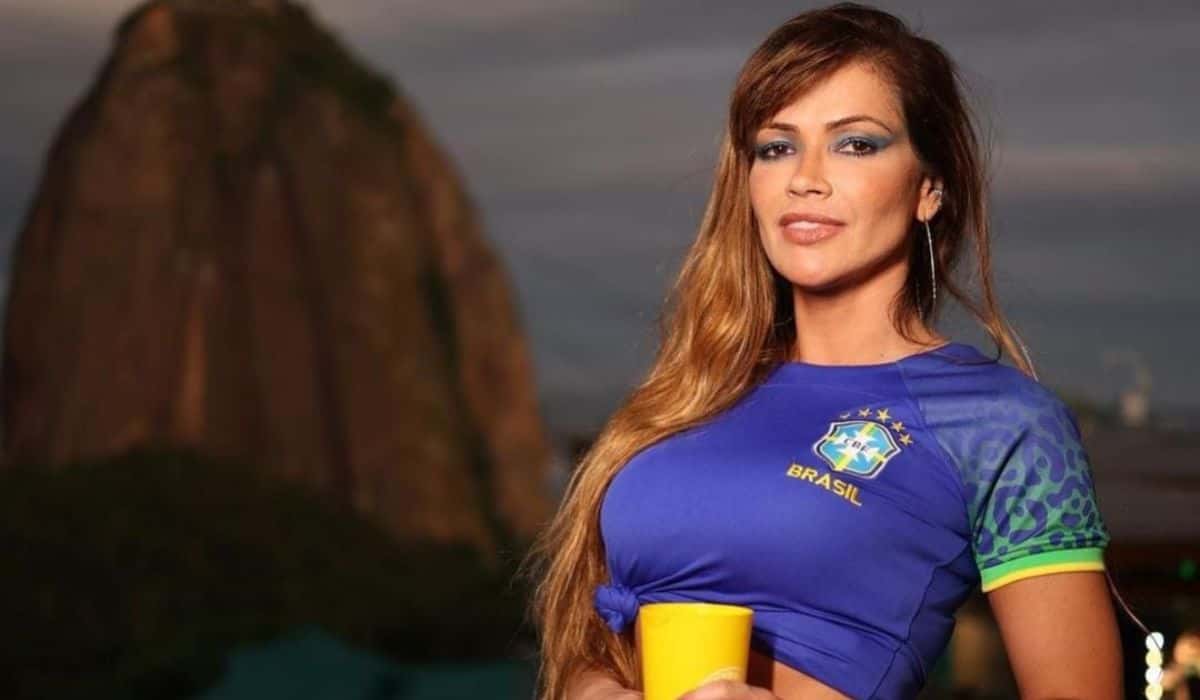 Ex-BBB Fani encanta ao posar com look para curtir jogo do Brasil