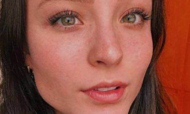 Larissa Manoela encanta ao posar sem maquiagem: 'linda'